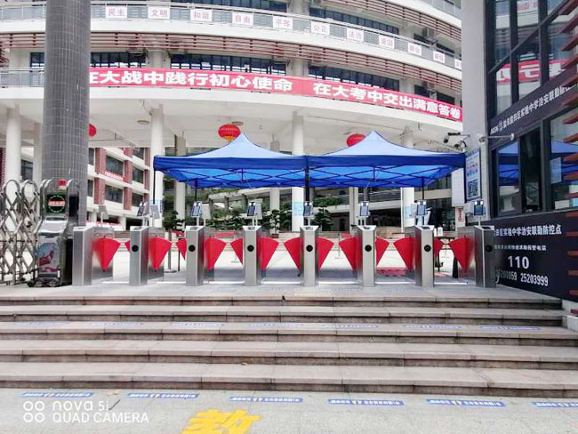 深圳盐田实验学校红外测温刷脸通道闸机项目